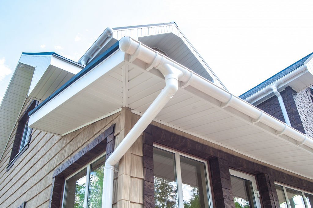 Водосток Дёке пломбир на кровле